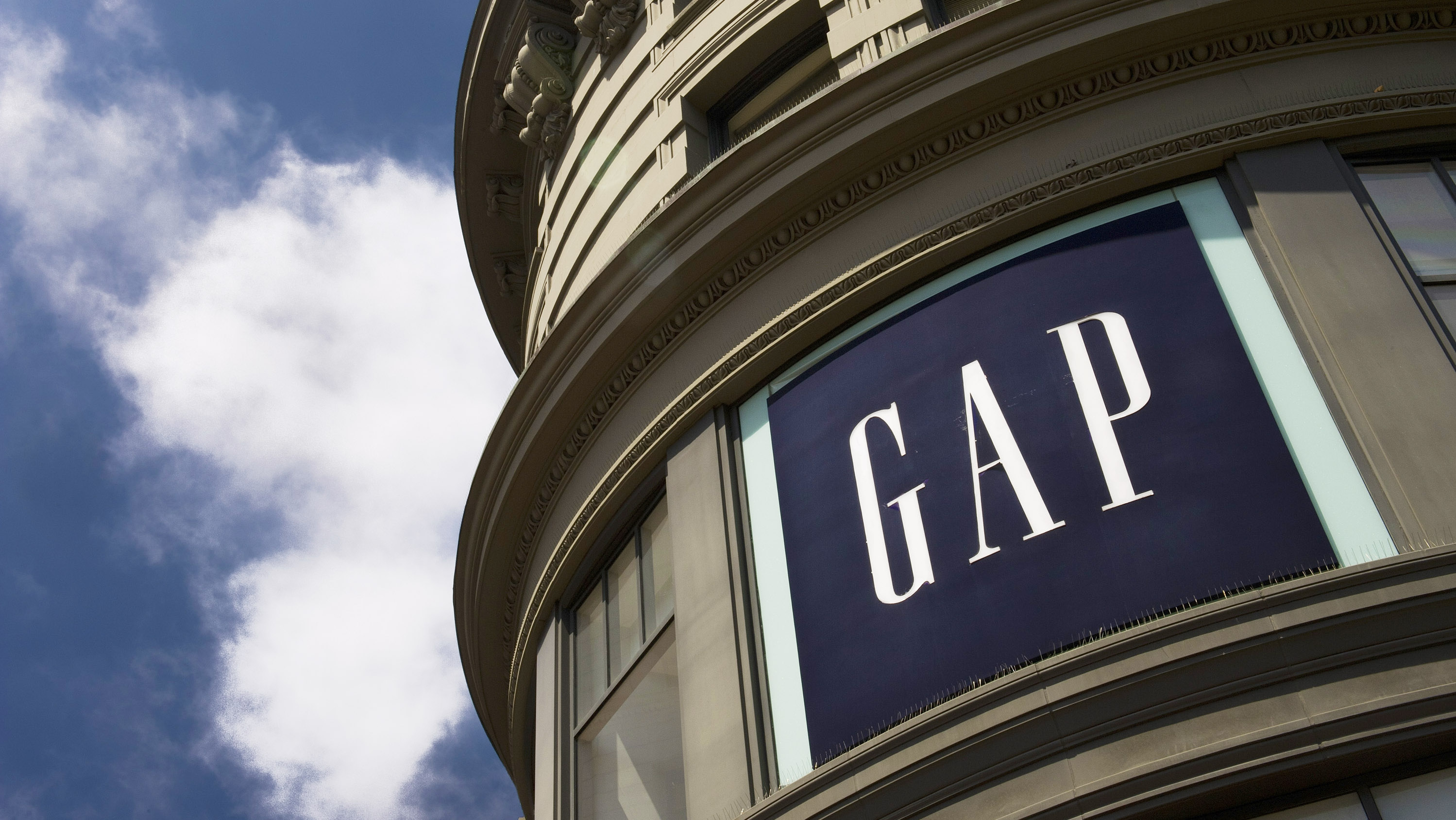 Gap To Lay Off 1,800 Employees